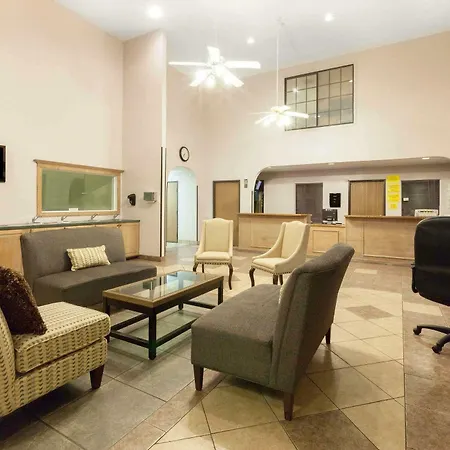 Super 8 By Wyndham Tulsa/Downtown/East Hotel