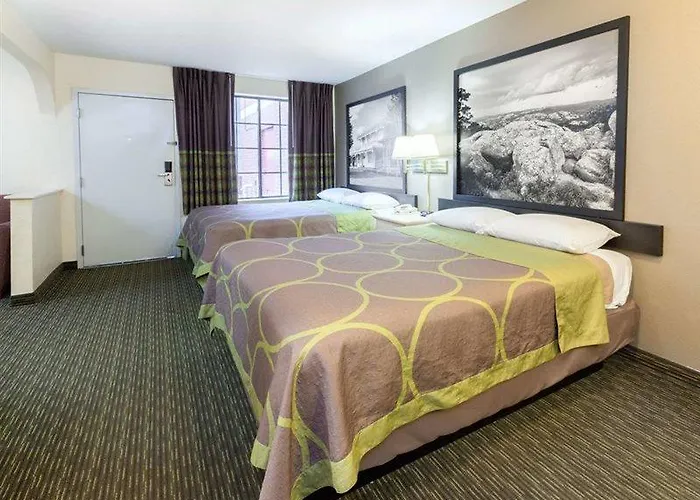Super 8 By Wyndham Tulsa/downtown/east Hotel 2*