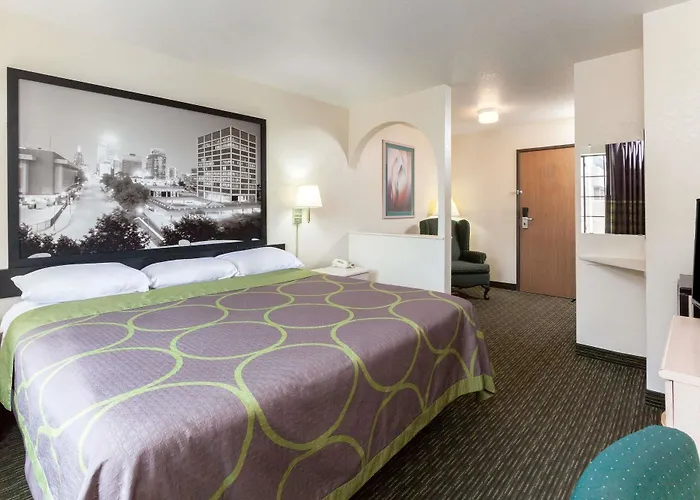 Super 8 By Wyndham Tulsa/downtown/east 2* Tulsa