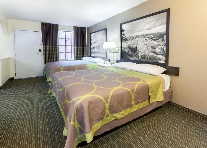 Hotel Super 8 By Wyndham Tulsa/downtown/east
