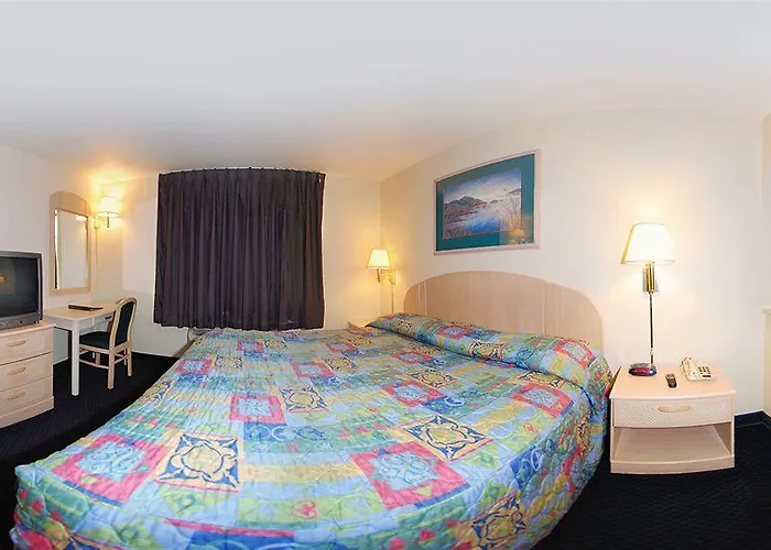 Super 8 By Wyndham Tulsa/downtown/east 2*