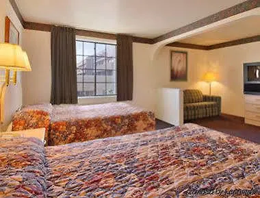 Super 8 By Wyndham Tulsa/downtown/east Tulsa