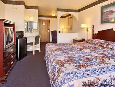 Super 8 By Wyndham Tulsa/downtown/east