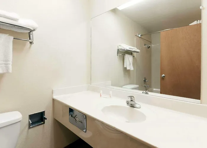 Super 8 By Wyndham Tulsa/downtown/east Tulsa