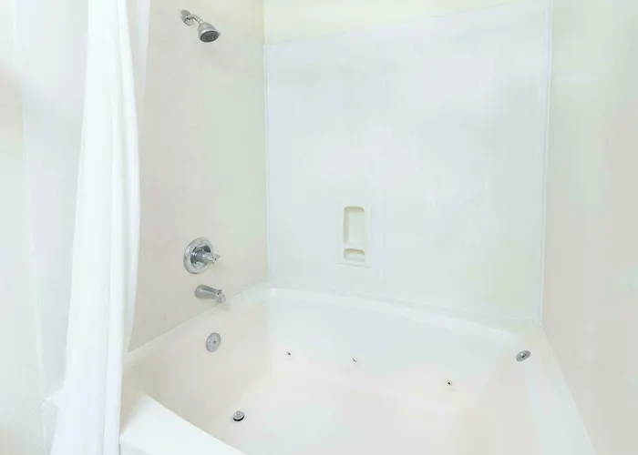 Super 8 By Wyndham Tulsa/downtown/east 2*
