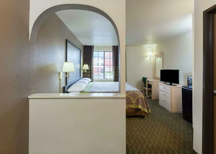 Hotel Super 8 By Wyndham Tulsa/downtown/east 2*