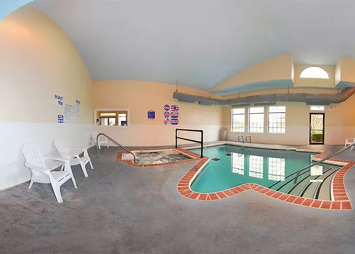 Super 8 By Wyndham Tulsa/downtown/east Hotel 2*